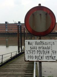 Saalehafen, český přístav v Hamburku. Molo je uzavřeno, protože není bezpečné