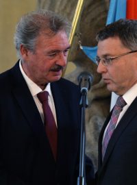 Lucemburský ministr zahraničí Jean Asselborn (vlevo) a jeho český protějšek Lubomír Zaorálek na schůzce šéfů diplomacie V4, Lucemburska a Lotyšska v Praze