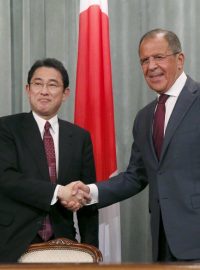 Ruský a japonský ministr zahraničí Lavrov a Kisida