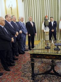 Nová řecká vláda pod vedením Alexise Tsiprase (vzadu uprostřed) složila přísahu