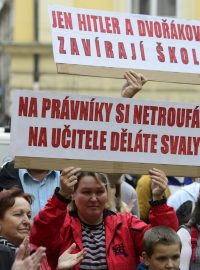 Studenti speciální pedagogiky Univerzity Jana Amose Komenského protestovali 26. září před budovou ministerstva školství v Praze proti rozhodnutí Akreditační komise o neprodloužení akreditace oboru