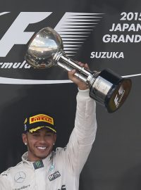 Brit Lewis Hamilton se raduje z vítězství ve Velké ceně Japonska