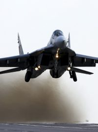 Běloruská stíhačka MiG-29 na vojenském cvičení nedaleko vesnice Krysovo na jihozápadě země