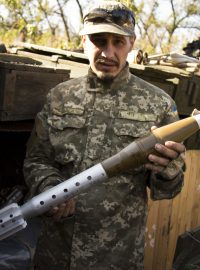 Voják na stanovišti u Doněcku ukazuje, čím po sobě pálí