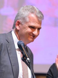 Americký historik Timothy Snyder se svatovojtěšskou berlou pro laureáta ceny Vize 97. Tu mu v Praze předala bývalá první dáma ČR Dagmar Havlová (vpravo)