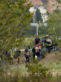Maďarský policista dohlíží na uprchlíky mířící do země z Chorvatska