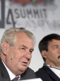 Miloš Zeman na summitu prezidentů V4 a prezidentky Chorvatska v Maďarsku. Napravo maďarská hlava státu János Áder