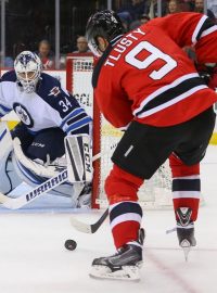 Český hokejista Jiří Tlustý vstřelil v utkání s Winnipegem svůj první gól v New Jersey