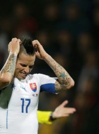 Smutný slovenský fotbalista Marek Hamšík po prohraném kvalifikačním utkání s Běloruskem