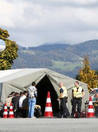 Kontroly na hranicích s Rakouskem příliv migrantů do Německa nijak výrazně neomezily