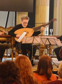 Trio Orion 415 se slovenským loutnistou Igorem Herzogem zahrálo barokní hudbu skladatele ze Stráže pod Ralskem Heinricha Bibera