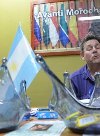 První skleněné výrobky obnovené sklárny. Za nimi Evita, argentinská vlajka, tajemník družstva Osvaldo Donato a plakát s prezidentkou CFK
