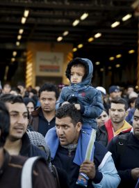 Uprchlíci a migranti v řeckém přístavu Piraeus nedaleko Atén