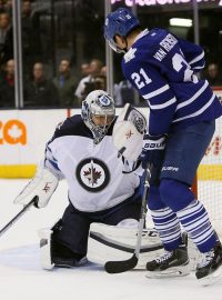 Brankář Winnipegu Ondřej Pavelec v nočním zápase proti Torontu