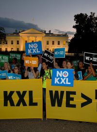 Několik aktivistů slavilo zastavení projektu Keystone XL před Bílým domem