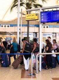 Britští turisté na letišti  v Šarm aš-Šajchu