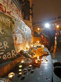 Pláčeme, ale nebojíme se. Transparent obklopený svíčkami a květinami, které Francouzi spontánně kladou nedaleko míst teroristických útoků v Paříži