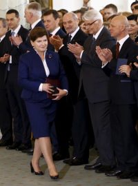 Nová polská premiérka Beata Szydlová před členy svého kabinetu