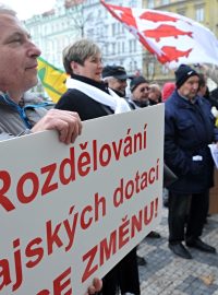 Demonstrace některých středočeských starostů proti údajně nespravedlivému rozdělování dotací před Krajským úřadem Středočeského kraje v Praze