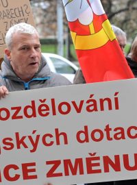 Demonstrace některých středočeských starostů proti údajně nespravedlivému rozdělování dotací před Krajským úřadem Středočeského kraje v Praze