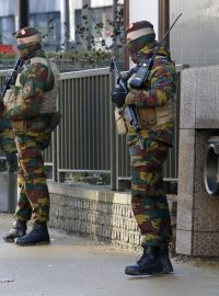 Belgičtí vojáci hlídají v Bruselu kvůli hrozícím teroristickým útokům budovu Evropské komise