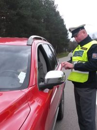 Policisté na Jindřichohradecku při kontrole rozdávali reflexní vesty