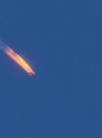 Ruský vojenský letoun Su-24 po zásahu raketou z turecké stíhačky