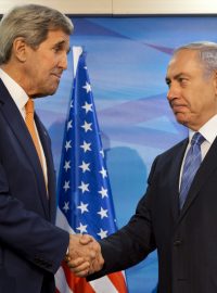 Ministr zahraničí USA John Kerry s izraelským premiérem Benjaminem  Netanjahuem