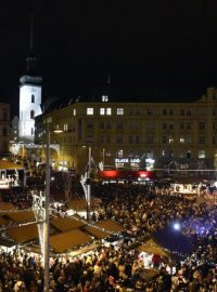 Slavnostním rozsvícením Těsnohlídkova vánočního stromu byly na brněnském náměstí Svobody zahájeny vánoční trhy