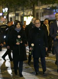 Starostka Paříže Anne Hidalgová, francouzský prezident François Hollande a americký prezident Barack Obama uctili před klubem Bataclan oběti pařížských útoků