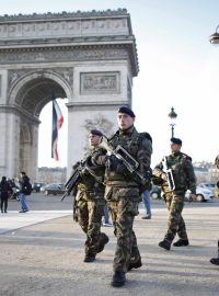 Paříž je stále svědkem mimořádnách bezpečnostních opatření
