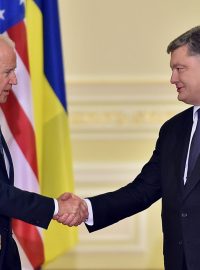 Americký viceprezident Joe Biden a ukrajinský prezident Petro Porošenko při setkání v Kyjevě