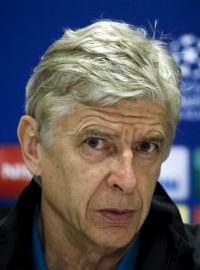 Trenér londýnského Arsenalu Arsene Wenger na tiskové konferenci před posledním zápasem základní skupiny Ligy mistrů