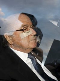 Šéf FIFA Sepp Blatter přijíždí na slyšení Etické komise své organizace