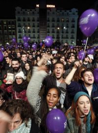 Příznivci strany Podemos v ulicích Madridu oslavují výsledky parlamentních voleb