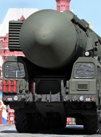 Putin nedávno v televizi řekl, že „ruské jaderné zbraně mohou zasáhnout celý svět a nadzvukové rakety Avangard dokážou zničit území velikosti Texasu či Francie“. Podle Putina za to mohou Spojené státy