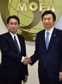 Jihokorejský ministr zahraničí Jong Pjong-se (vpravo) a jeho japonský protějšek Fumio Kišida