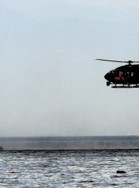 Helikoptéra FRONTEX zastavuje poblíž ostrova Lesbos člun podezřelý z pašování lidí (archivní foto)