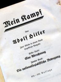 Kniha Adolfa Hitlera Mein Kampf. Vydání z roku 1940