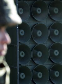 Jihokorejský voják u tlampačů, které směrem do KLDR opět vysílají protirežimní propagandu