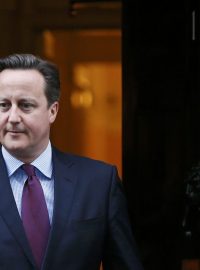 Britský premiér David Cameron před svým sídlem v Downing Street 10 v Londýně