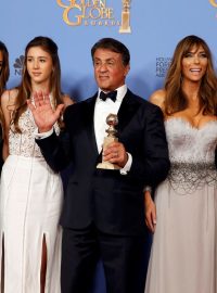 Sylvester Stallone (na snímku s manželkou a dcerami) získal Zlatý glóbus za ztvárnění vedlejší role ve filmu Creed