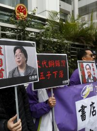 Členové prodemokratické Občanské strany protestují s portréty zadržených hongkongských knihkupců Kuej Min-chaje a Lee Poa