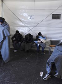 Z Řecka proudí dál do Evropy tisíce uprchlíků