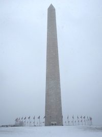 Washingtonův monument v hlavním městě USA je kvůli sněhu nepřístupný