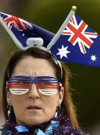 Žena s australskými vlajkami ve vlasech na tenisovém Australian Open v Melbourne