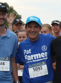 Pat Farmer (uprostřed)