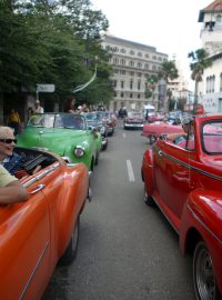 Turisté se projíždí ulicemi staré Havany