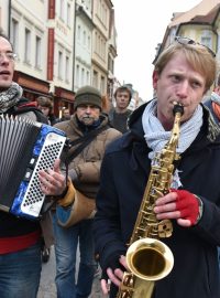 Prahou prošel průvod na podporu pouličních performerů