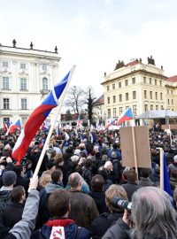 Hlavní demonstrace proti islámu začala po 15. hodině na pražském Hradčanském náměstí